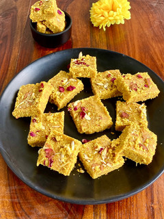 बेसन मलाई मोहन थाल(BESAN MALAI MOHAN THAL RECIPE IN HINDI) रेसिपी मुख्य फोटो