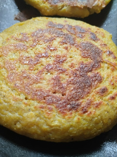 Una foto de Pan🥯de plátano🍌y maiz🌽sin harinas en sartén🍳🥯🌽