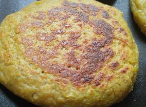 Una foto de Pan🥯de plátano🍌y maiz🌽sin harinas en sartén🍳🥯🌽
