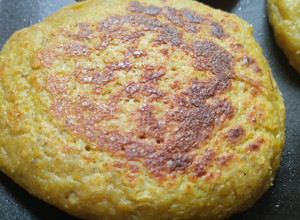 Una foto de Pan🥯de plátano🍌y maiz🌽sin harinas en sartén🍳🥯🌽