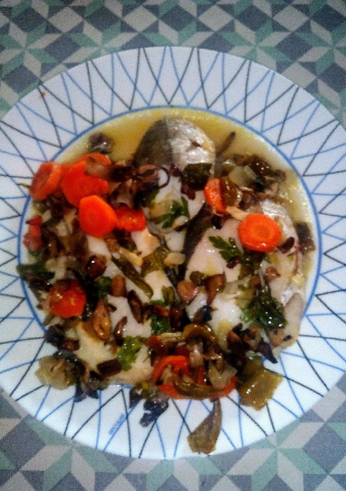Una foto de Merluza al horno con verduras