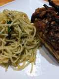 Muslos en hierbas y champiñones con fideos al ajo y perejil