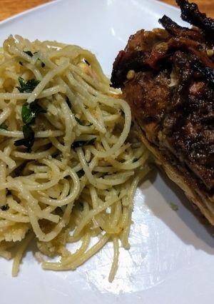 Una foto de Muslos en hierbas y champiñones con fideos al ajo y perejil