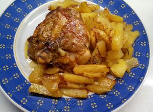 Foto di Sovracosce di pollo al curry croccanti con patate al forno