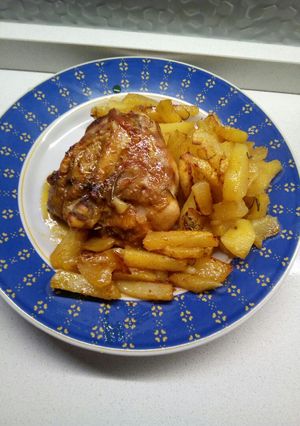 Foto di Sovracosce di pollo al curry croccanti con patate al forno