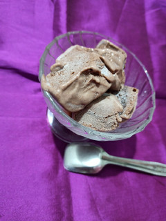 ચીકુ ચોકલેટ કુલ્ફી(chicku chocalte kulfi recipe in Gujarati) રેસીપી મુખ્ય ફોટો