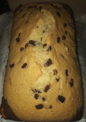 A picture of Raisins pound cake.