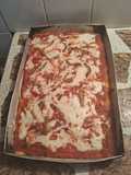 Pizza batida con salsa blanca y morrón salteados