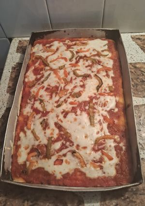 Una foto de Pizza batida con salsa blanca y morrón salteados