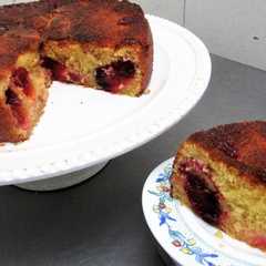 Una foto de Torta de ciruelas frescas y  yogurt