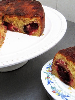 Una foto de Torta de ciruelas frescas y yogurt