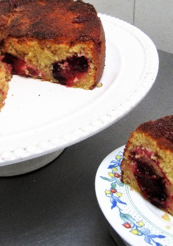 Una foto de Torta de ciruelas frescas y  yogurt