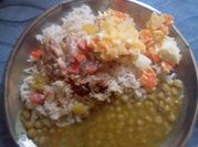 Una foto de ensalada con almejas