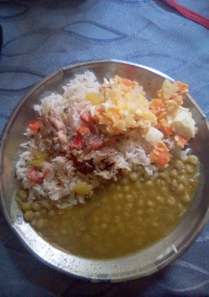 Una foto de Arroz 🍚 con almeja y sardina con ensalada rusa
