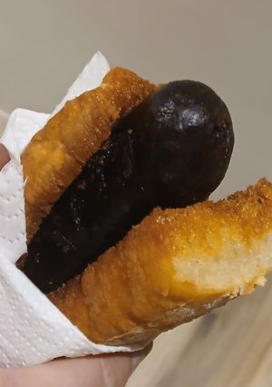 Foto principal de Bocadillo de Morcilla de Arroz Crujiente con Pan de Barra Dorado en su Jugo