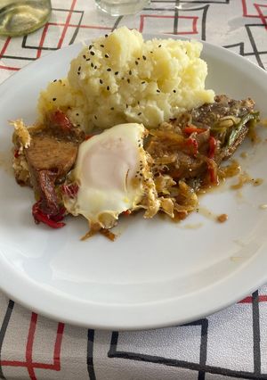 Una foto de Solomillo Salteado con Puré de Papas y Semillas de Chía