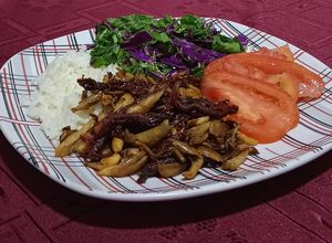 Una foto de Ensalada de pleurotus 🍄 tomates secos y vegetales 🥗 :)
