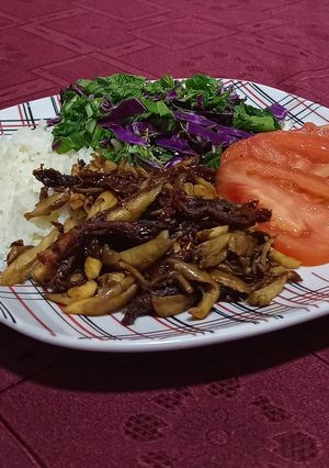 Una foto de Ensalada de pleurotus 🍄 tomates secos y vegetales 🥗 :)