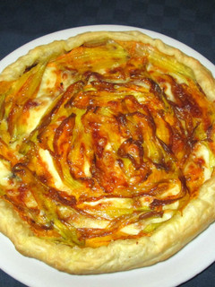 Foto di Torta salata con fiori di zucca taleggio e cotto