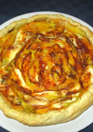 Foto di Torta salata con fiori di zucca taleggio e cotto