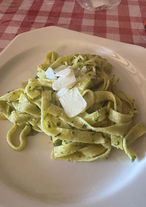 Una foto de Tagliatelle al pesto