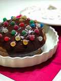 Tarta de chocolate y almendras con cobertura de chocolate y gominolas