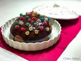 Tarta de chocolate y almendras con cobertura de chocolate y gominolas