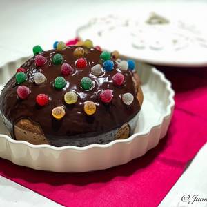 Tarta de chocolate y almendras con cobertura de chocolate y gominolas