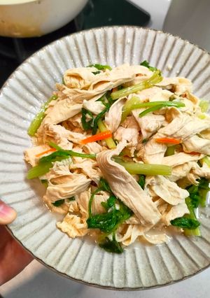 經典涼拌芹菜豆包|靈魂系香油開胃菜（素） 的食譜成品照片
