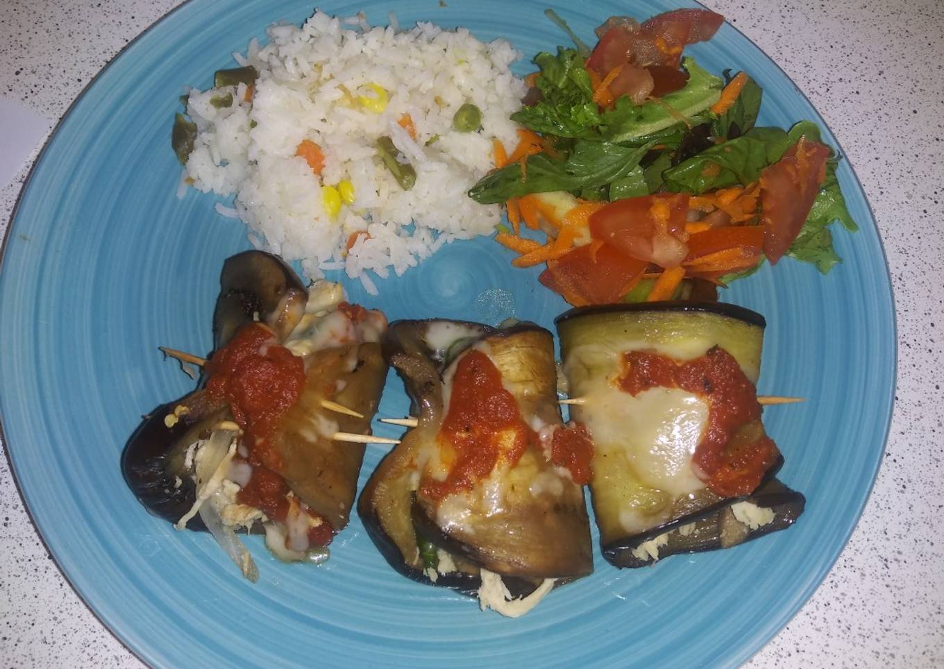 Rollitos de berenjena con pollo, espinaca y hongos