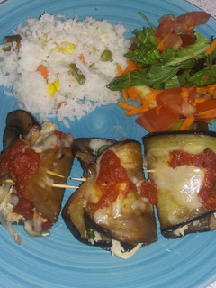 Una foto de Rollitos de berenjena con pollo, espinaca y hongos