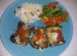 Una foto de Rollitos de berenjena con pollo, espinaca y hongos