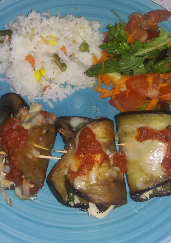 Una foto de Rollitos de berenjena con pollo, espinaca y hongos