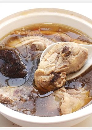 電鍋料理~人蔘香菇雞湯 的食譜成品照片