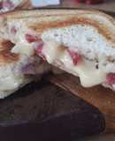 Tostados de queso con jamón y salame