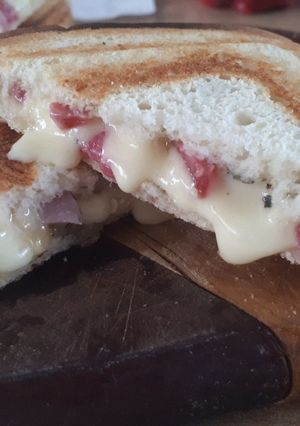 Una foto de Tostados de queso con jamón y salame