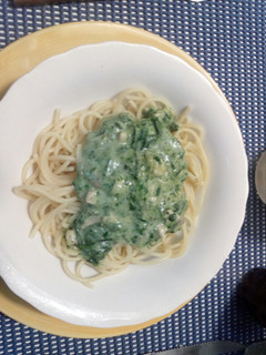 Una foto de Pasta con salsa de espinaca y pollo