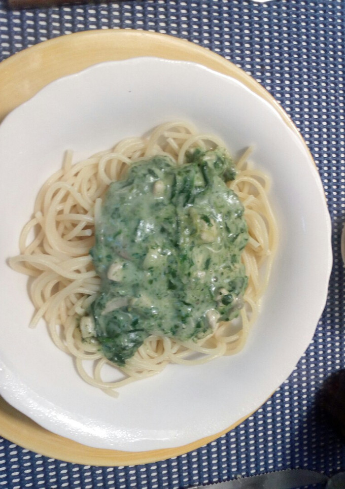 Una foto de Pasta con salsa de espinaca y pollo