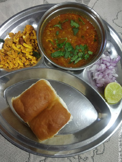 મિસળ પાઉં(Misal pav Recipe in Gujarati) રેસીપી મુખ્ય ફોટો