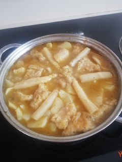 Una foto de Merluza guisada con patatas y espárragos