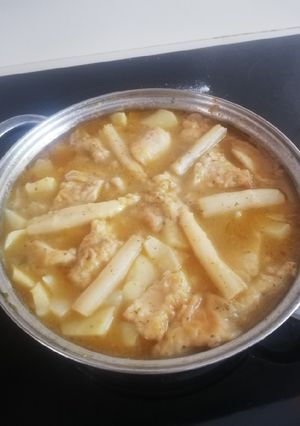 Una foto de Merluza guisada con patatas y espárragos