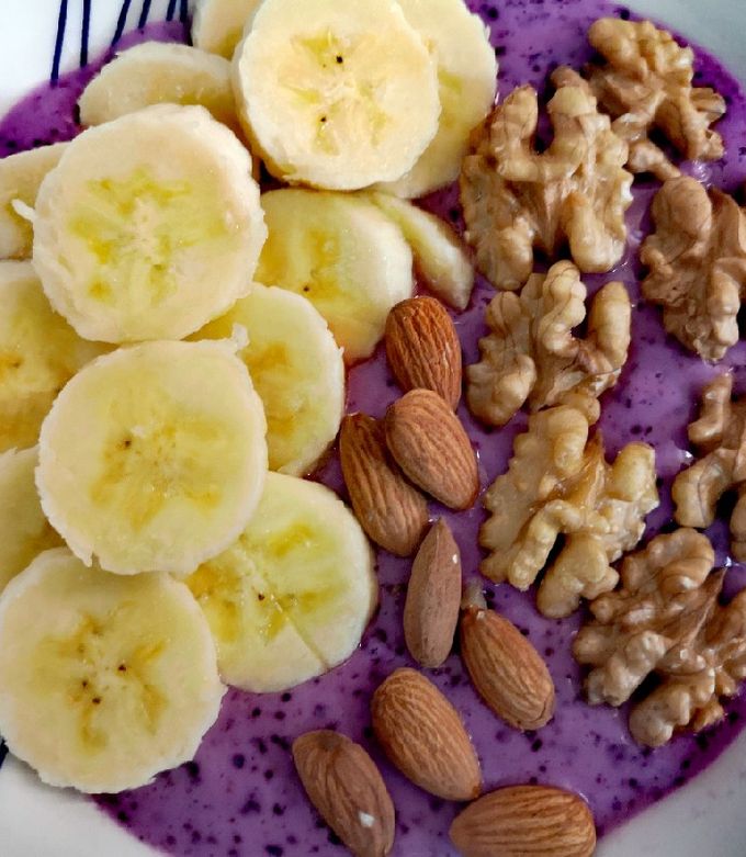 https://img-global.cpcdn.com/recipes/01749a0268b88d49/680x781cq80/smoothie-bowl-de-platano-yogurt-almendras-y-nueces-foto-principal.jpg