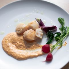 A picture of Sautéed scallops with roe sauce.