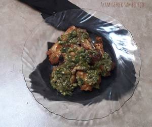 Fresh Menyajikan Ayam geprek sambel ijo Enak dan Sehat Fresh Menyajikan Ayam geprek sambel ijo Enak dan Sehat