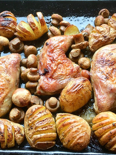 Una foto de Traseros de pollo al horno con patatas pequeñas y champiñones