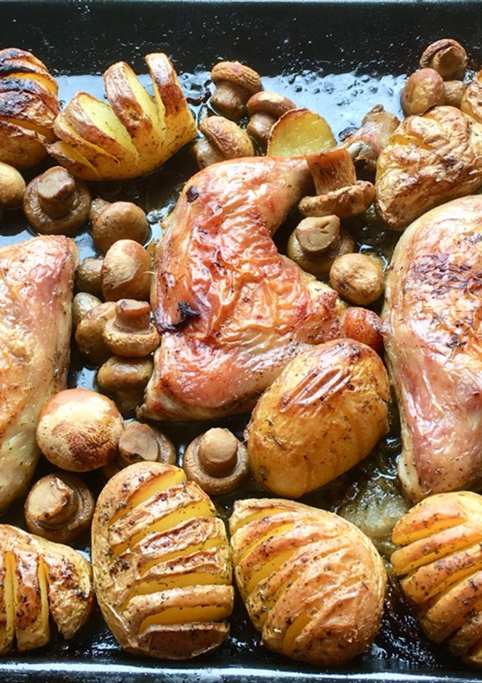 Una foto de Traseros de pollo al horno con patatas pequeñas y champiñones