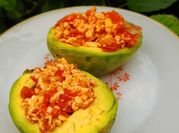 Una foto de aguacates rellenos de huevo