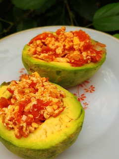 Una foto de Aguacate relleno de huevo 💞