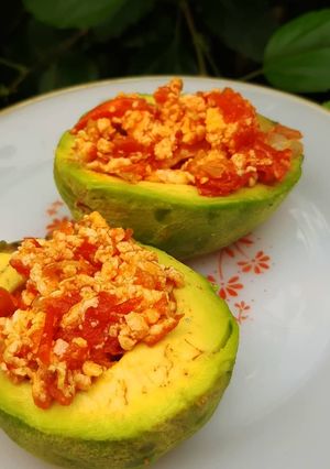 Una foto de Aguacate relleno de huevo 💞