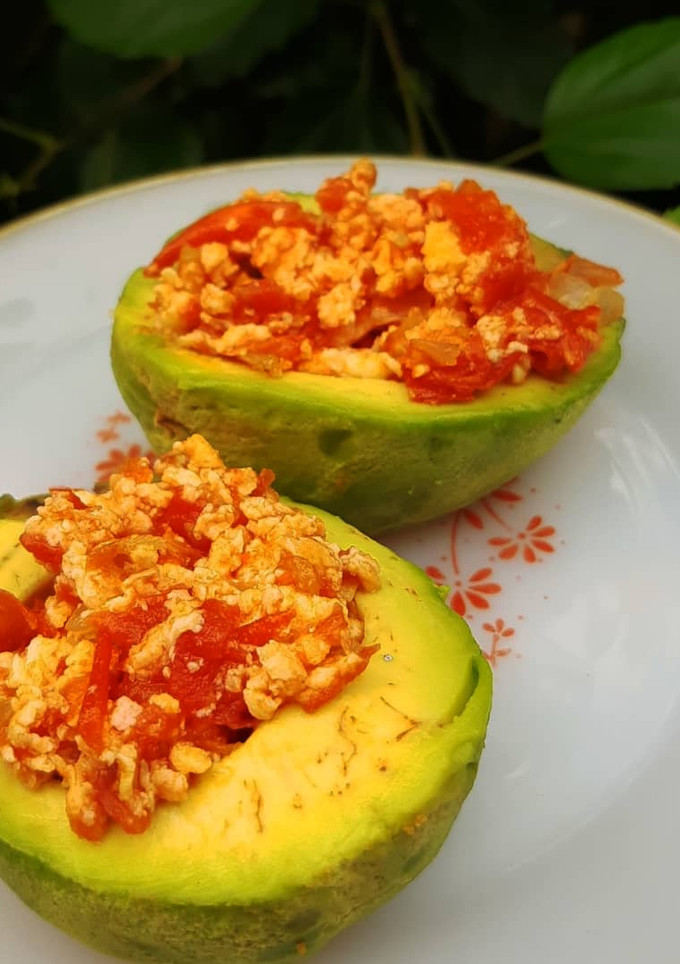 Una foto de Aguacate relleno de huevo 💞